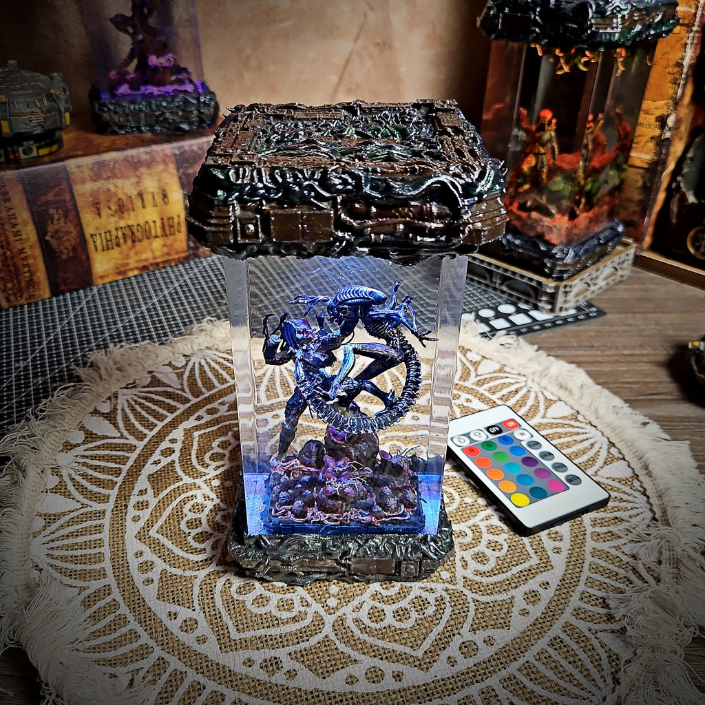 Alien and Predator Resin Lamp - handmade resin lamp