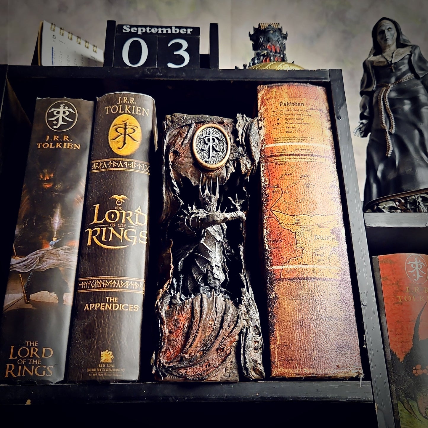 Sauron Book Nook - handmade resin lamp