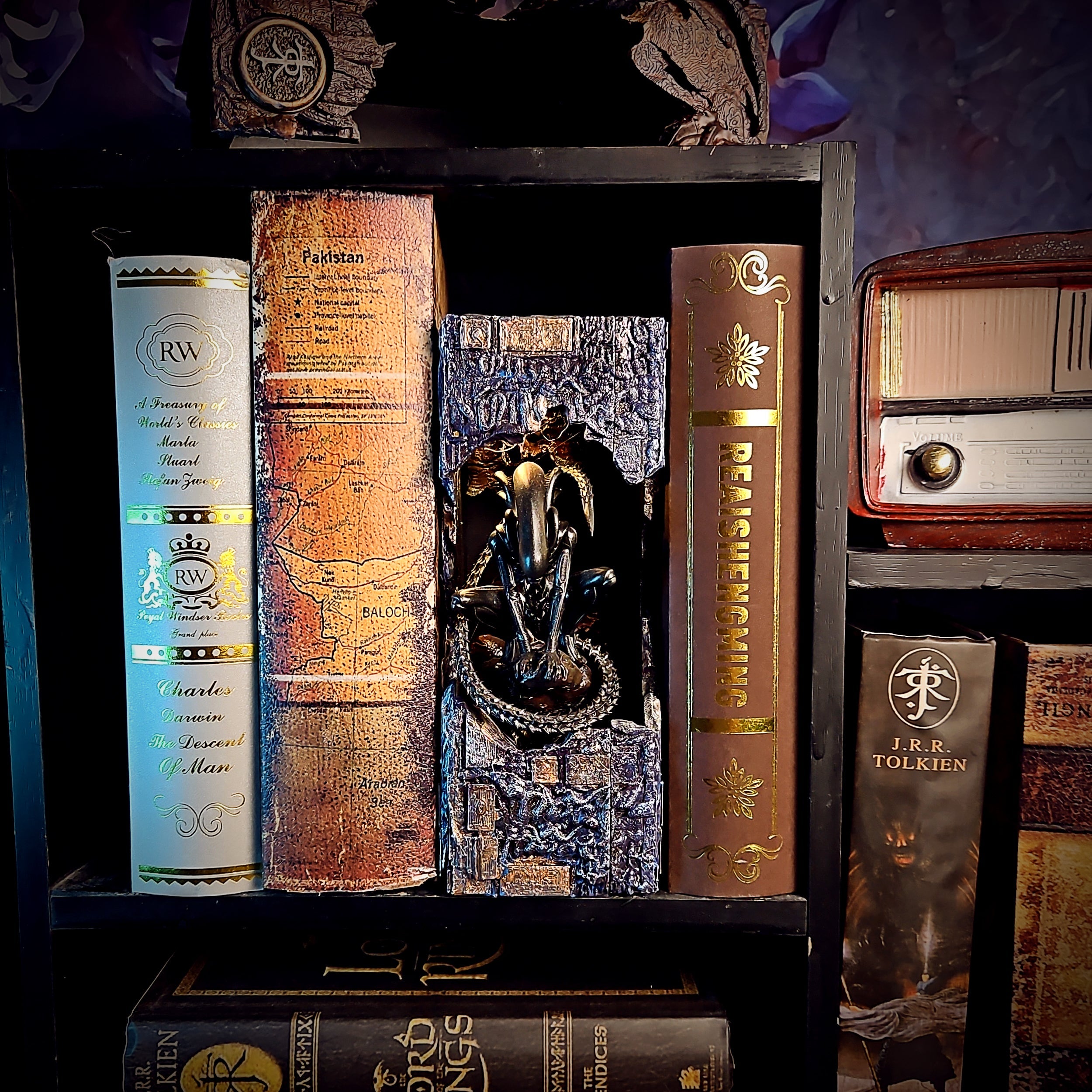 Alien Book Nook - handmade resin lamp