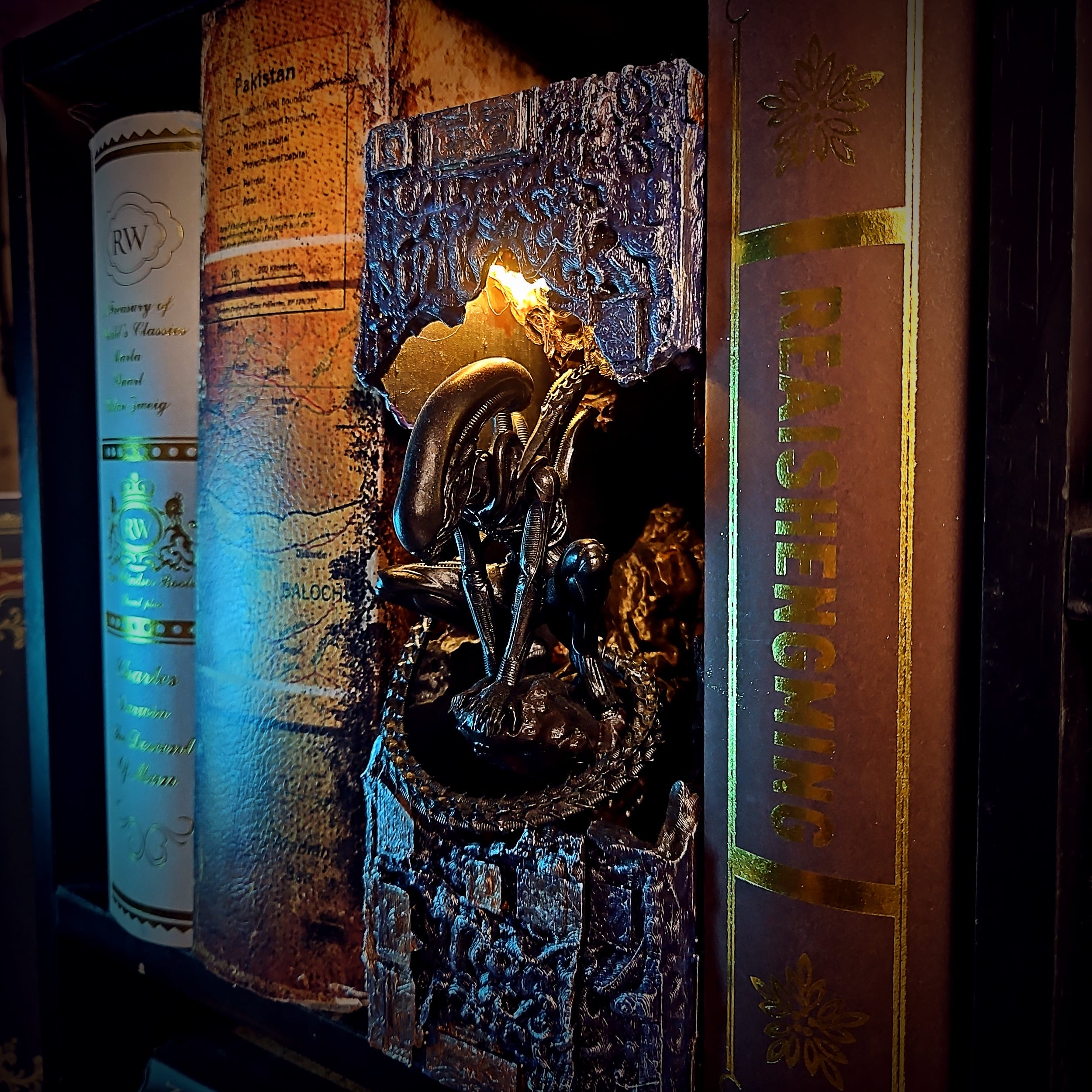 Alien Book Nook - handmade resin lamp