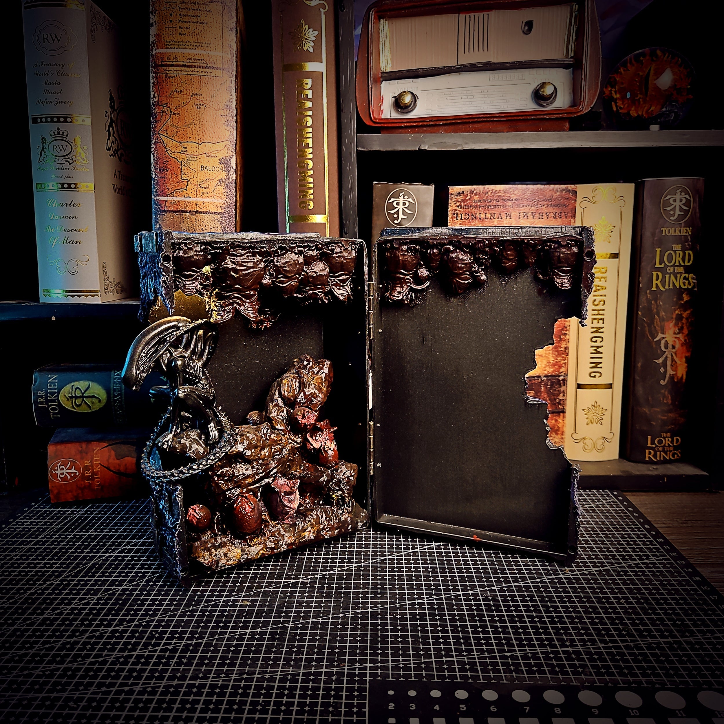 Alien Book Nook - handmade resin lamp