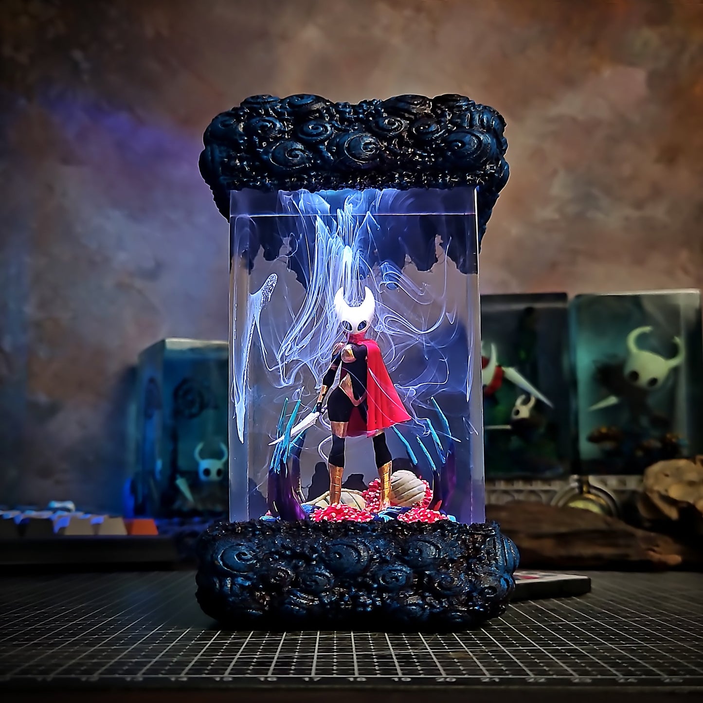 Hornet Resin Lamp - handmade resin lamp